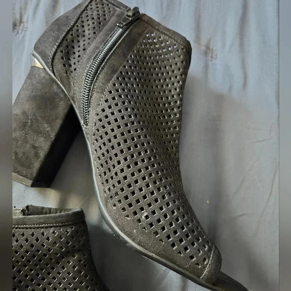 Bar III | Black Megan Perforated Peep Toe Booties Sz 9 - Picture 3 of 8